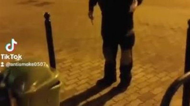 Anti Smoke egy eldobott csikk miatt balhézik az esti utcákon