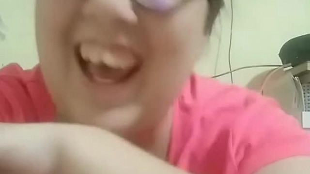 Bariadd nem képes egy összefüggő mondatot kinyögni, de azért próbálkozik a vlogolással