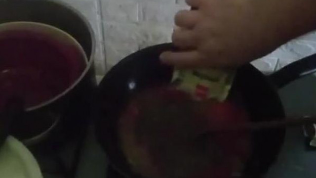 Bariadd - Dzsabi ananászos pizzát készít putris módra
