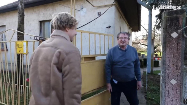 Az alkesz Videóinfó-1 Elek Zoltán másnaposan, pörköltszaftos szájjal adott interjút