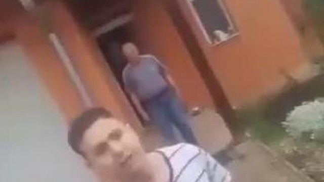 genya mamát saját apja előtt szégyeníti meg egy bidám bidám