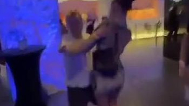 Genya mama szűz tánca egy fejjel magasabb nővel