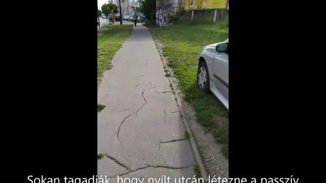 Antifüst uraság még a nyílt utcán(!) is nekiáll másokat kamerázni, mert zavarja a dohányfüst