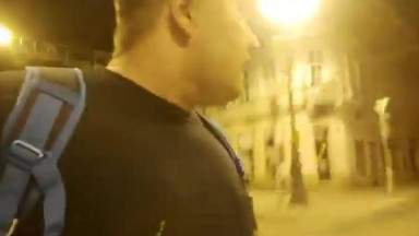 MC Isti a belvárosban csavarog mert nincs pénze bemenni sehova sem