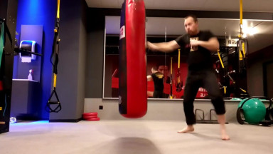 MC Isti boxolni próbál mint valami hülyegyerek
