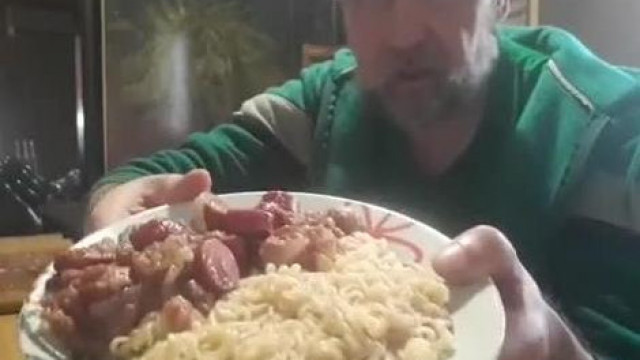 A lefogyott Rucu bácsi visszatért, így újabb moslékfőzésekkel szórakoztat bennünket