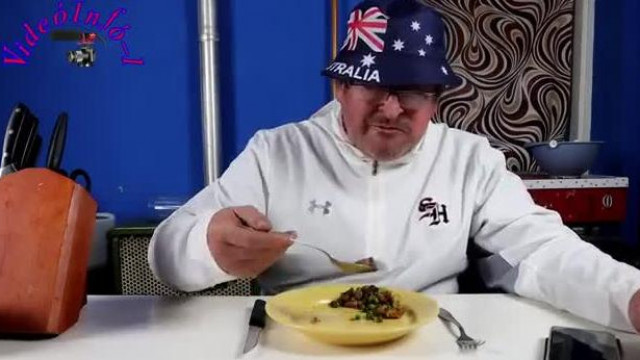 A retardált Alkeszinfó-1 Zoli kutyája haldoklik, de ő ugyanúgy veszi fel a moslékfőzős videóját