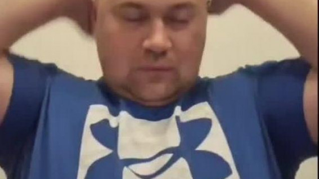 MC Rizsfelfújt érthetelen új szokàsa: Live előtt összenyálazza magát, mint valami elmebeteg
