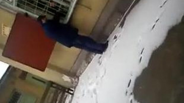 Antiszivar úr először bátorságot gyűjt egy kis járkálással, majd akcióba lendül