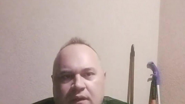 MC Skizomalac a képzeletbeli barátainak dühöng a live elején - "Menjetek ki addig ne legyetek itt, most felmegyek élőbe"