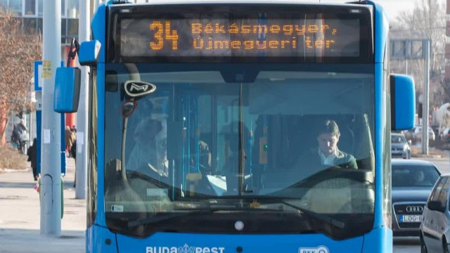 Yaboku kiherélt hangon, suttogva "énekli" a BKK oltogatós "zenéjét" (2023. március)