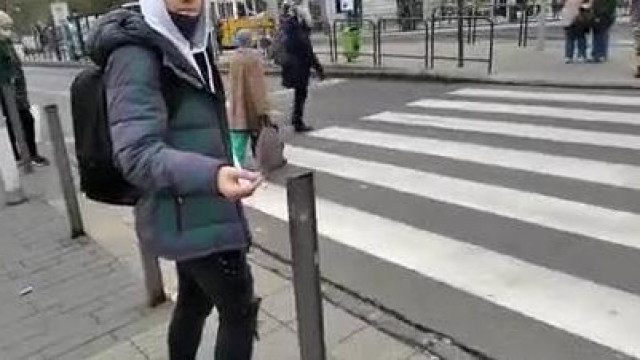 Mr. Puhapöcs Antifüst közli egy fiatal sráccal, hogy a zebránál tilos dohányozni
