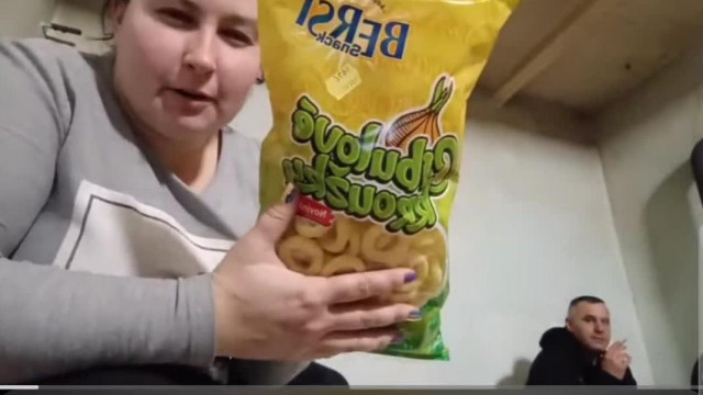 Gyagyàs Koldusné bemutatja a sok cukros sz@rt amit az adománybòl vettek (régebbi teljes)