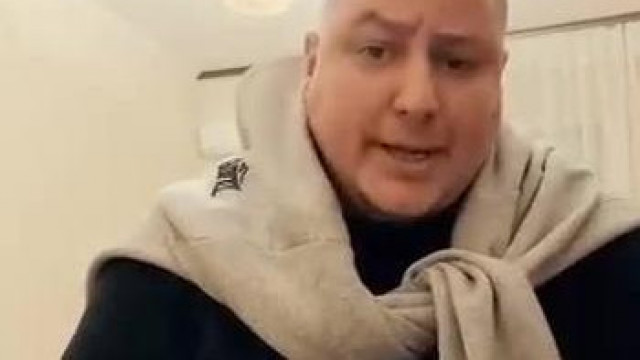 MC Norbincel látta, amint egy csávó megfogta a csaja seggét, erre mindenféle utcai pettingeket hallucinál