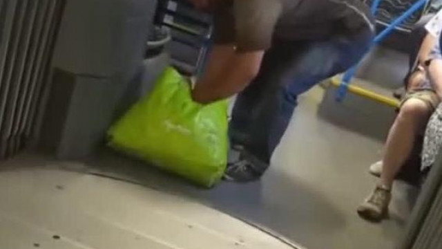 Random torzonborz fejű pali idegrohamot kap a buszon