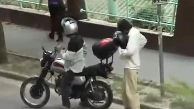 Molnár F. Árpád és Titán Józsi motorral kivonulnak valahova, majd őrjöngeni kezdenek az utcán
