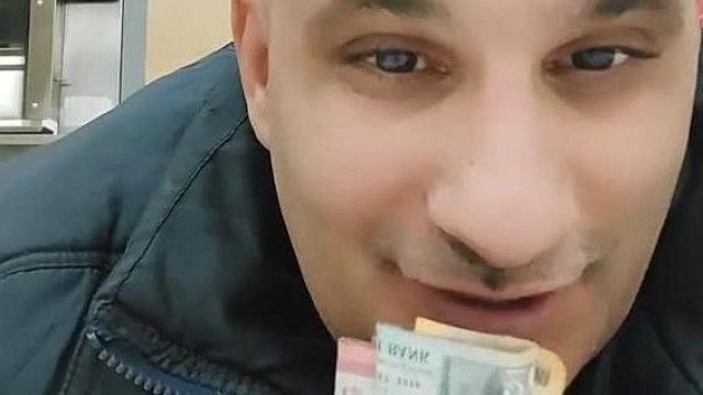 Baranyi Cukrosbácsi videóüzenetben, pénzt csókolgatva vall szerelmet a fiatal srácoknak