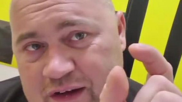 A Disznò Mc Isti Busàk Józsefet mutogatja a telefonjàn ès gyűlölködik közben