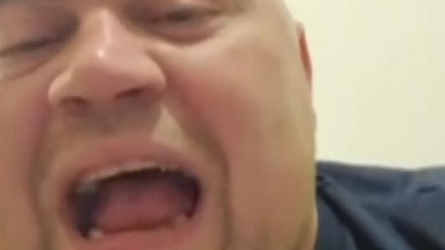 Ananàsz fejű pityuka gyűlölködik, hogy Alinak olyan a feje, mint egy nőnek és nem játszik vele