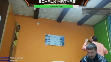 Bartos megjelöli a házat egy kis hányással (részlet)