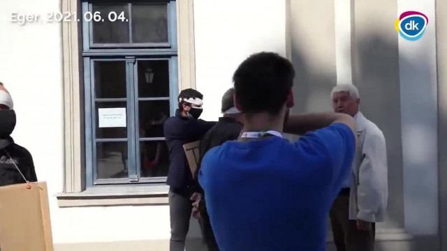 Selim Etkar (a tőrők) fegyvert ránt a DK egri fórumán (2021.06.04.)