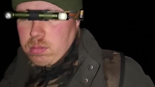 Koldustech fogyatékos módjára pózol a fején egy zseblámpával valami tiktokos zenére