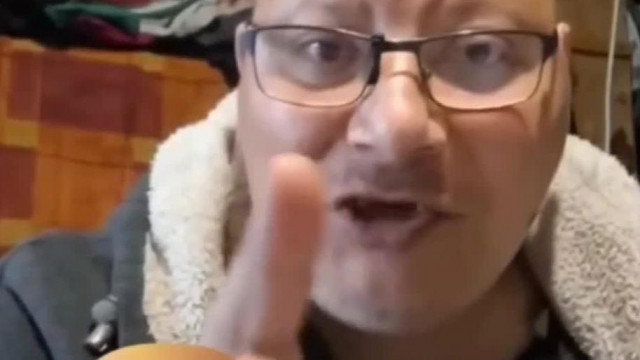 Tojas zabálás közben követelőzik - Tessék utalni a Revolutra