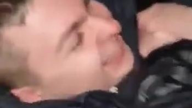 Genyamamát a földre csicskítja egy troll félkézzel +Genya örül