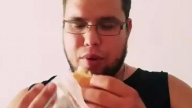 Szartin zabálás közben kijelenti hogy az ő szervezete bizony nem igényli a munkát (2024 live részlet)