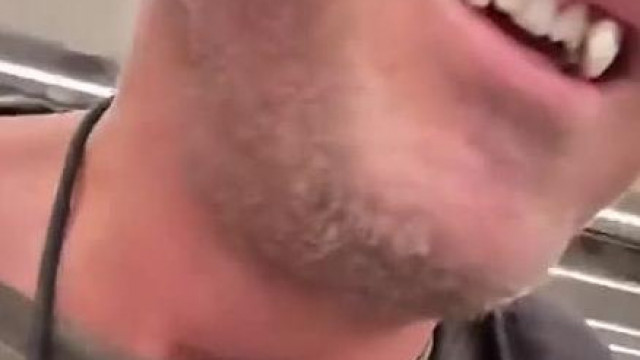 A pedofil hajlamú Sztív odaszòl egy iskolásnak: "Jò segged van!"