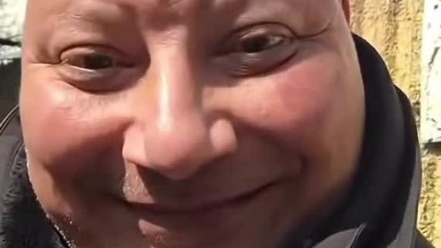Tojásnak jó kedve van, mert fiatalkorúakkal együtt várja a buszt - ,,Kukucs! Itt apa!"