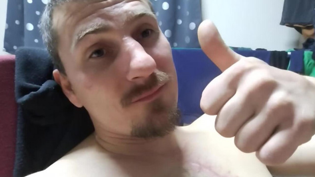 Trutymó mutogatja a mellkasán lévő heget +megint nem fog inni!!! XD (2025. febr. 6.)