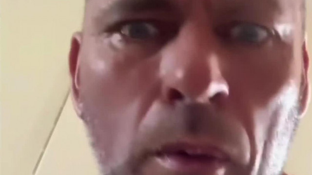 KamuSztív eltorzult fejjel nèzi a Maugli Lédibojt ahogy bogarakat főz a földön