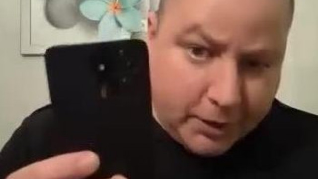 Norbincel azért iszik hétfőn is, mert mindenkit utál.