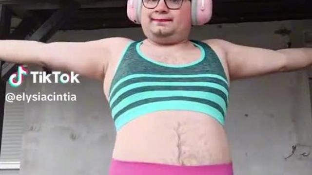 (HANGOS!) Belesgeci Yaboku álló pénisszel tiktokozik (már megint)