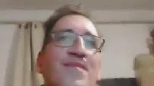 Pedo SoDi hazudik, majd lebukik, hogy a régi tabletjéről live-ozik, amit "elfelejtett" átadni a zsaruknak