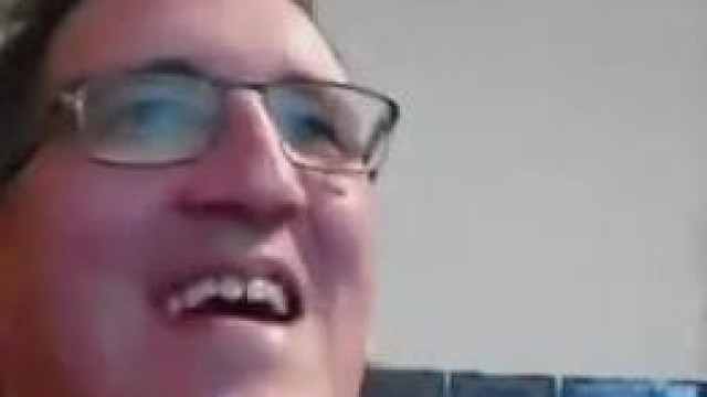 Pedo Sneci autista röhögése