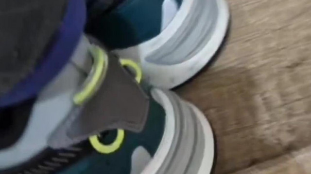 MC Sertésfej bemutatja a "NIKE AIRMAX" cipőjèt ami amúgy egy piaci bòvli szar