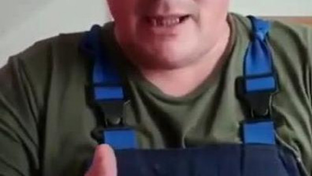 Fullfogyaték Géza elcsukló hangon Busákot fenyegető retró lájvja