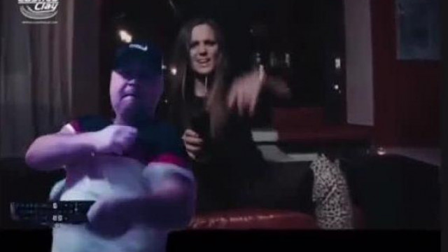 Hülyegyerek Pityuka egy német csaj rap-re ad elő retardált táncot