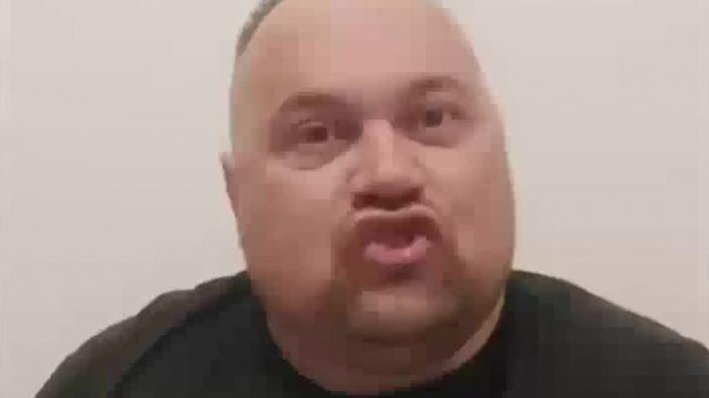 Mc Fületlen Gömbhalat a hatòsàggal fenyegetik, erre szájzárat kap és gyűlölködni kezd