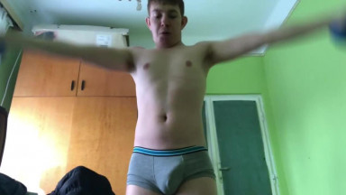 Fitymaffia Sam álló pecekkel edz: Hardcore súlyzós edzések (2019 03.20.)