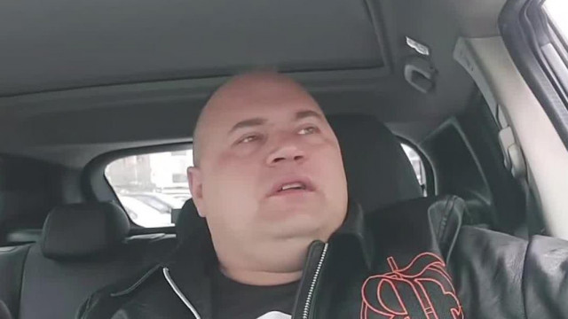 Mc Hőlégballon hatalmasra hízott fejjel várja a tulajt a kocsiban ülve, hogy elvigye forgatni