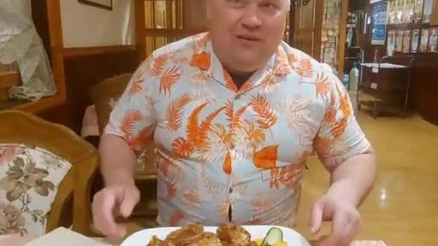 A felszopó tulaj kamerázza az elegáns Disznófejű kancsal Istit, ahogy éttermi marhapörköltet készül enni