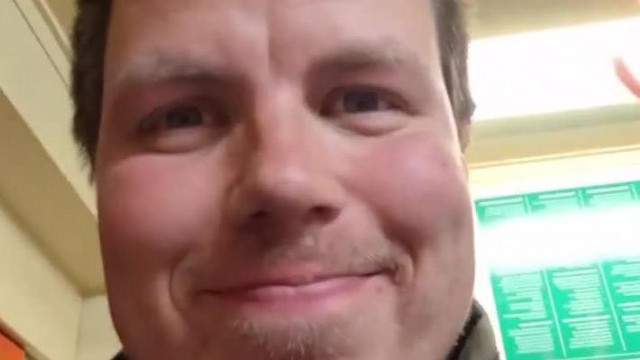 Koldulex még este is a meglett telóról loop-ol liveban