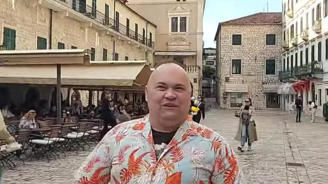 A tulaj érthetetlen módon folytatja a felszopást és tovább élményutaztatja a fogyatékos csecsemőt, MC Pityukát