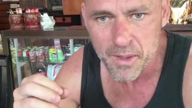 A tàjföldre menekült Sztív hamburgerezès közben gyűlölködik mc istire