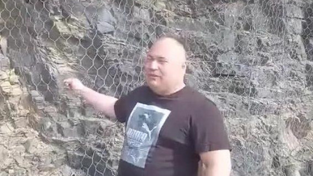 Pityuka gyors léptekkel eliszkol, miután egy lehulló szikla darab majdnem eltalálta