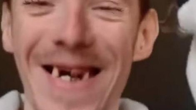 Kakaós Fogú Gay Szabi nőies szempillákkal jelenti be, hogy jól van