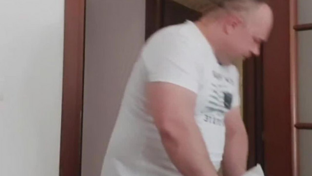 Behízott fülű, menekülő Malac Isti takarít ès porszívòzik